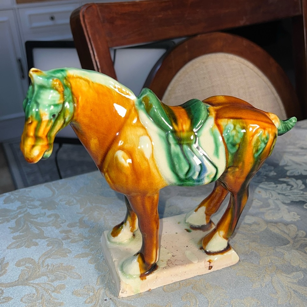 Horse cerámica figurines looks beautiful in a y corner in your home ready to go